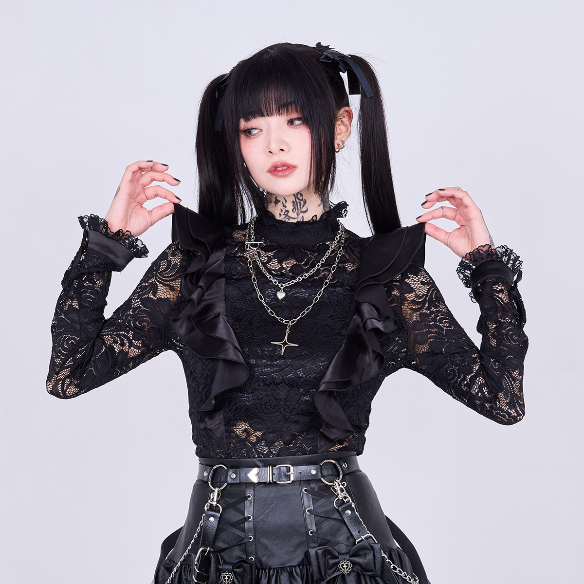 ［完売商品］Vneck lace blouse IMVAL / Highneck Lace Blouse [BLK] - QOOZA