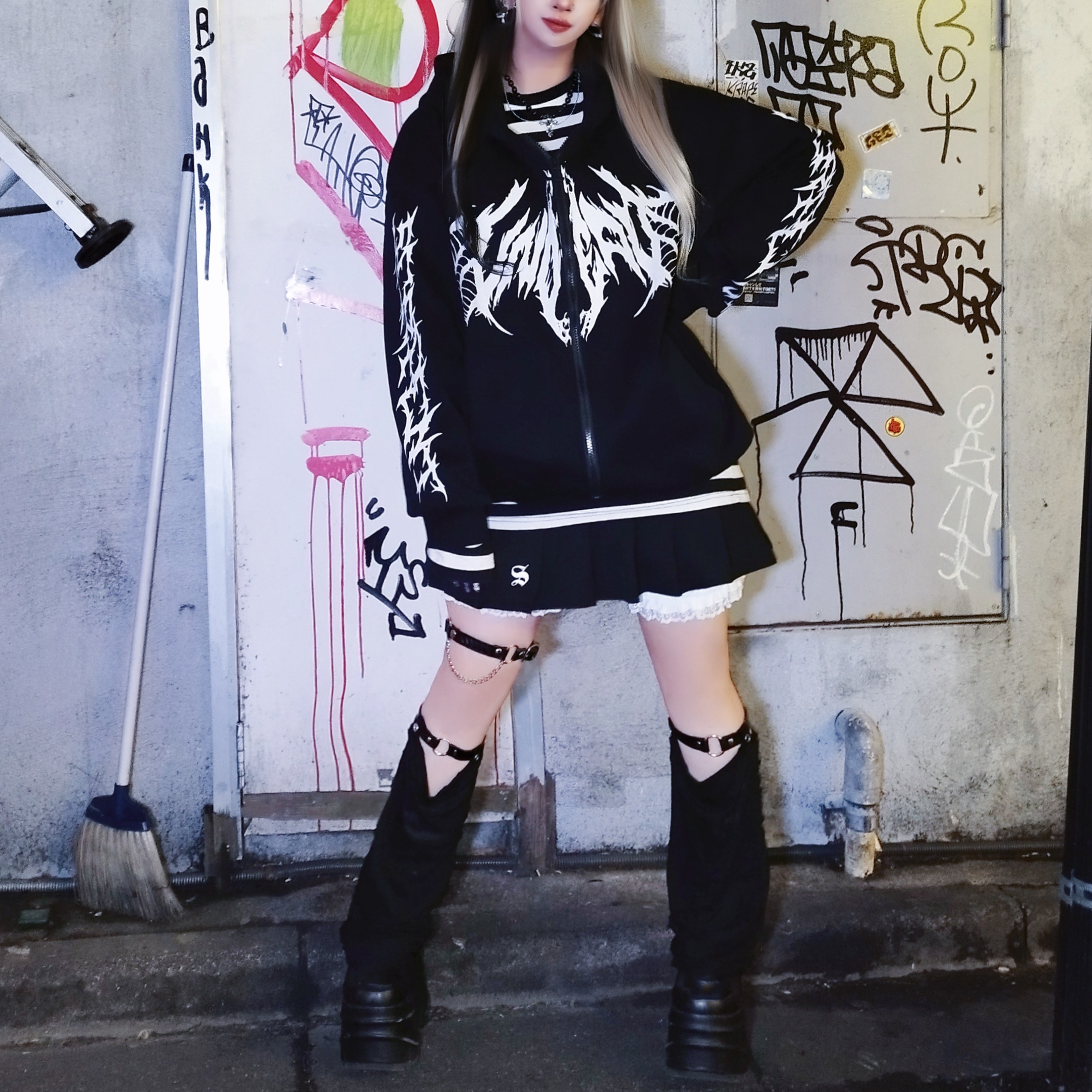 PA☆AIVERブラックパーカー 立体模様 AIVER（アイバー）の「AIVER ボロハーフジップパーカー