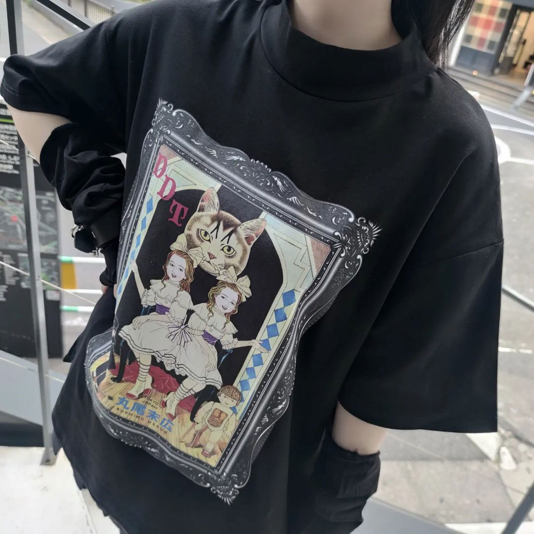 QOOZA × 丸尾末広コラボ /「DDT」ハイネックTシャツ（Q0011