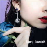 【即納】kuro_kawaE / 祈る手とクロスのピアス［紫］（300858）